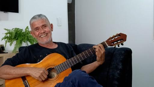 Benjamín Franklin Navarro: el ocañero que forja música, metal y justicia desde su taller