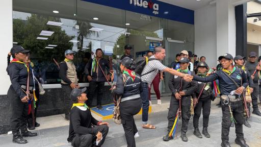 Guardia indígena realiza plantón en sede de la Nueva EPS en Leticia por atención en salud