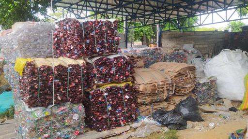 'Plasti-Paz' es un proyecto de reciclaje hecho por campesinos y firmantes de paz