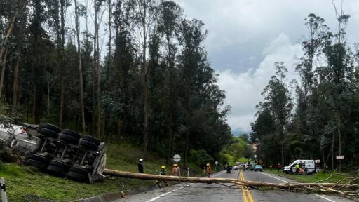Vía al Llano: cierre total por volcamiento de un tractocamión