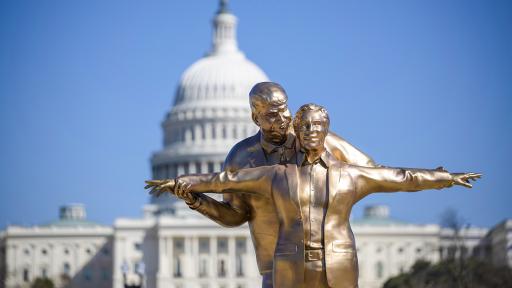 Estatua de Trump y Epstein en Washington coincide con nuevos testimonios de abuso