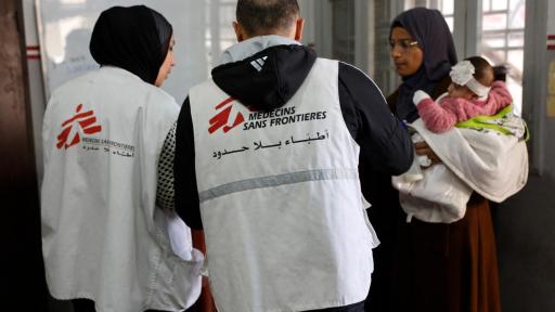 Una mujer palestina llega con un niño a la clínica de Médicos Sin Fronteras (MSF) en el barrio de al-Rimal, en la ciudad de Gaza, en la víspera de Año Nuevo, el 31 de diciembre de 2025. Israel ha anunciado que, a partir del 1 de enero de 2026, se prohibirá la actividad de 37 organizaciones humanitarias en Gaza, a menos que cumplan con las directrices que exigen información detallada sobre el personal palestino, lo que ha suscitado críticas por parte de las Naciones Unidas y la Unión Europea.  Traducción rea