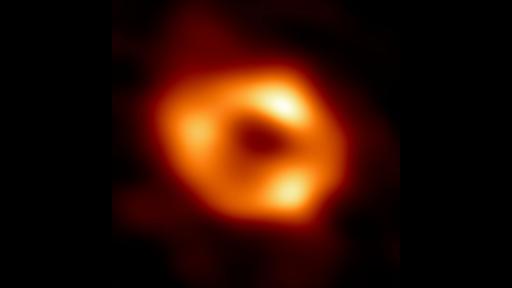 Revelan la primera imagen del agujero negro en el corazón de la galaxia 
