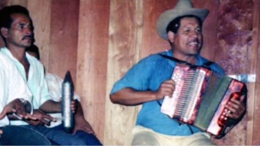 Desde los años 30, el sonido del acordeón ha denunciado guerra, desigualdad y despojo, convirtiendo canciones y juglares en cronistas de campesinos, pueblos indígenas y víctimas.