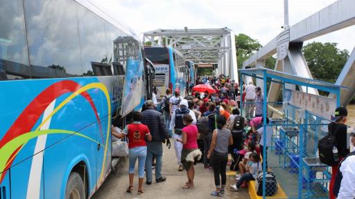 Personas tratan de cruzar la frontera entre Colombia y Venezuela