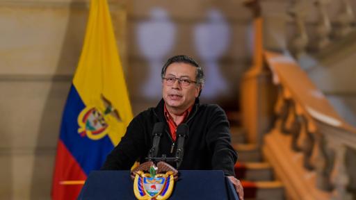 Petro critica informe de Noticias Caracol y defiende negociación con disidencias de ‘Calarcá’