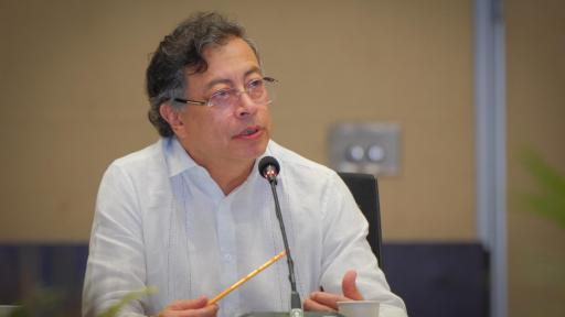 Petro firma convocatoria para Asamblea Nacional Constituyente