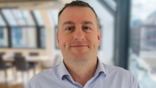 Exconcejal británico acusado de drogar y violar a su esposa en Reino Unido