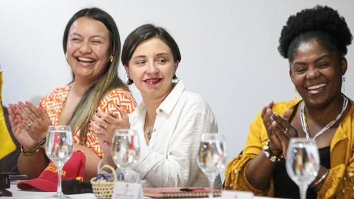 Gobierno destina Gobierno destina $2.1 mil millones a mujeres piangüeras del Pacífico colombiano