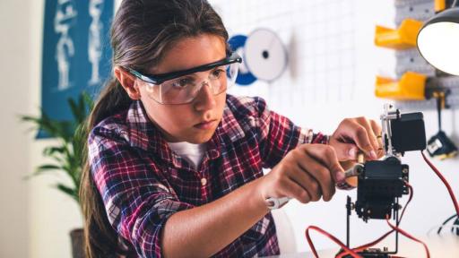 Por qué es necesario que más mujeres estudien carreras TIC y trabajen en inteligencia artificial