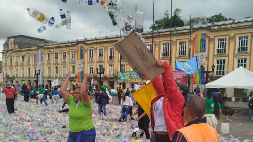 Recicladores en Bogotá protestaron cubriendo la Plaza de Bolívar con botellas plásticas