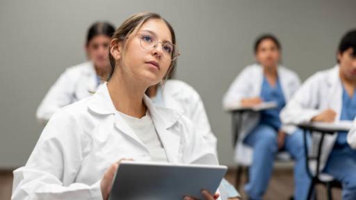 Salario mínimo para estudiantes de Medicina 2026