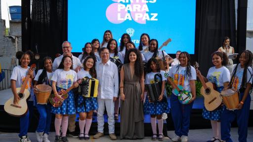 Petro entrega instrumentos a 600.000 niños en Santa Marta con programa Arte para la Paz