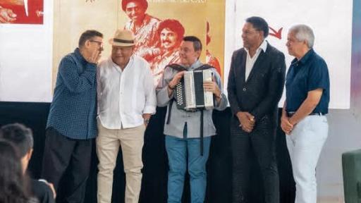 El reconocimiento destacó su legado en el vallenato, su influencia global y su trayectoria junto a grandes artistas, en antesala del Festival de la Leyenda Vallenata.