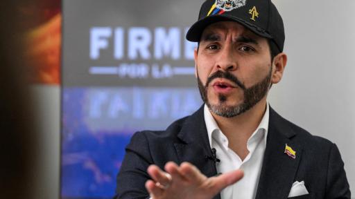 El candidato presidencial colombiano Abelardo de la Espriella, del movimiento político Defensores de la Patria, habla durante una entrevista con la AFP en Bogotá el 11 de febrero de 2026.