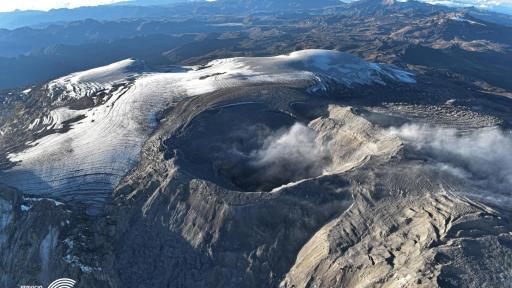 Baja la actividad del volcán Nevado del Ruiz y la temperatura del incendio en Cerro Bravo