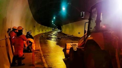 La vía Calarcá - Cajamarca, completa más de 28 horas de cierre indefinido