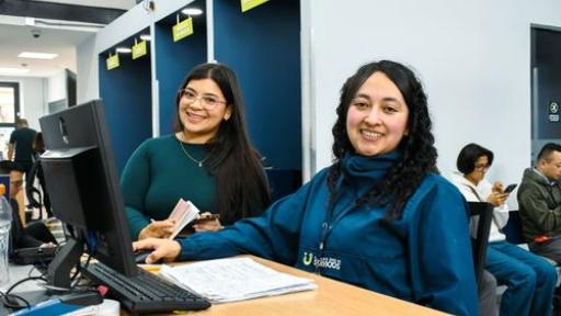 Ciudadana sonríe al ser atendida por una analista de la Ventanilla Única de Servicios - Foto: Valentina Bachiller © Consorcio Circulemos Digital, 2026
