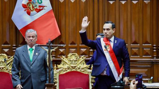 Esta foto del Congreso de la República del Perú, tomada y publicada el 10 de octubre de 2025, muestra al nuevo presidente interino de Perú, José Jeri Ore (derecha), prestando juramento durante una ceremonia en el Congreso Nacional en Lima, después de que los legisladores destituyeran a la expresidenta Dina Boluarte. 