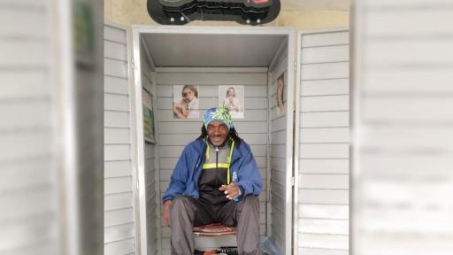 Charlie Black, el lustrabotas que encanta las calles de Bogotá