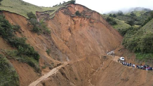 Cuatro heridos y varias vías cerradas dejan deslizamientos en Nariño