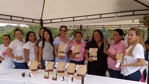 Mujeres campesinas transforman la flor de Jamaica en El Carmen de Bolívar