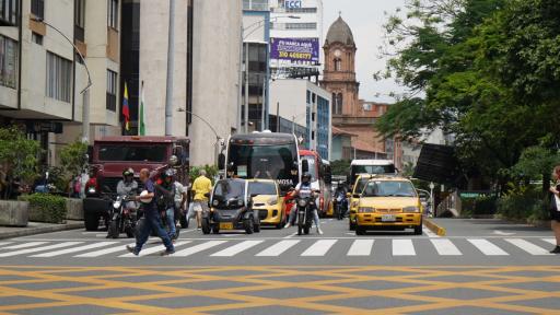 Entre el lunes 16 y el viernes 20 de septiembre, el Pico y Placa en Medellín regirá entre las 5 a.m. y las 8 p.m. según el último número de la placa para carros particulares, y según el primer número de la placa para motos, de la siguiente manera:   Lunes: 0 y 2 Martes: 6 y 9 Miércoles: 3 y 7 Jueves: 4 y 8 Viernes: 1 y 5   La restricción incluye camperos, motocarros y cuatrimotos (conforme con el último dígito de la placa) y motos, mototriciclos, tricimotos y ciclomotores de dos y cuatro tiempos (conforme c