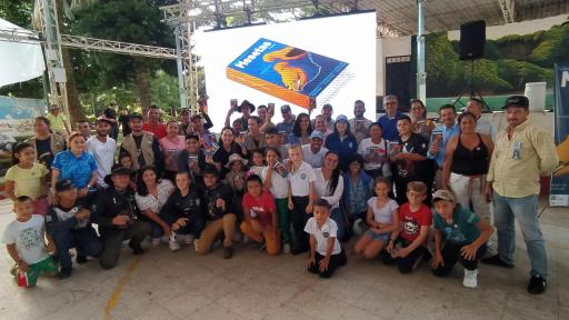 Gallito de las rocas Guayanés una especie única de Mesetas, Meta 