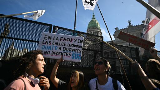 Protesta docentes y estudiantes Argentina contra ajuste de Milei