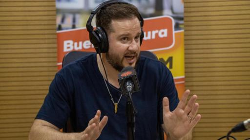 Diego Ruzzarin conversa con gerente Hollman Morris E