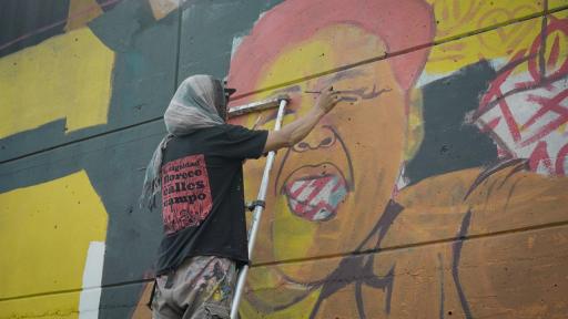 En Medellín rindieron homenaje a las madres de la Comuna 13 con una toma artística