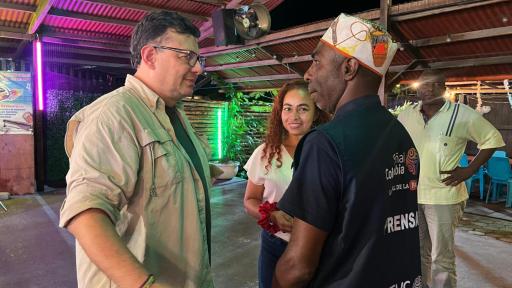 Hollman Morris junto a un periodista