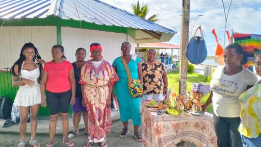Mujeres de Tumaco crean artesanías con reciclaje para promover la paz y proteger el manglar