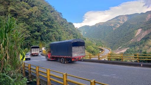 Este es el estado de la Vía al Llano, suspenden labores de remoción