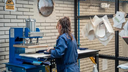 La tasa de desempleo femenina está aproximadamente en un 11,8% comparado con el 10,2% de los hombres. Además, en la ruralidad, 9 de cada 10 mujeres trabajan de manera informal. 