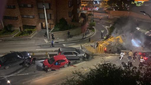 Accidente en la Circunvalar: volqueta cayó sobre vehículos en Bogotá