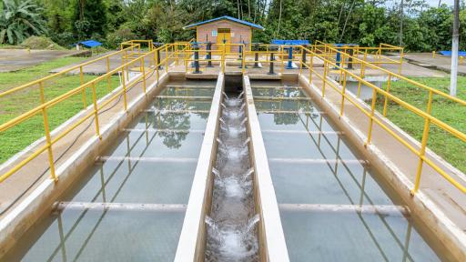 Mientras algunos sectores hablan de mejoras en la frecuencia del servicio, personas de otros barrios aseguran que el agua llega pocas veces al mes y con baja presión.