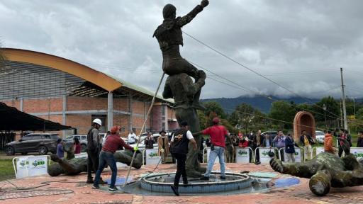 César Rincón retiran su estatua en Duitama