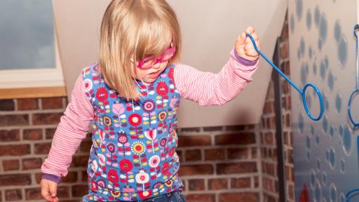 ¿Cuándo la EPS debe cubrir gastos de transporte a niños en condición de discapacidad?