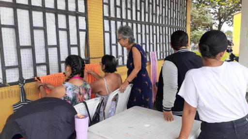 Meta: Mujeres elaboran manualidades artesanales con productos reciclables