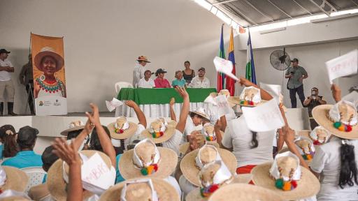 Gobierno Petro impulsa equidad en el campo con entrega masiva de tierras a mujeres