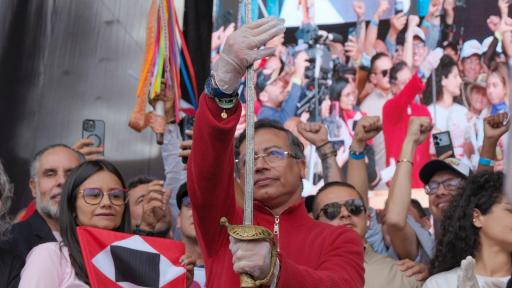 Presidente Gustavo Petro alzó la espada de Bolívar durante su discurso