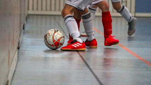 Reglas no escritas del fútbol en banquitas: tradición y diversión