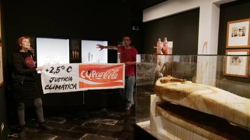 Museo egipcio de Barcelona: Activistas del clima manchan una vitrina