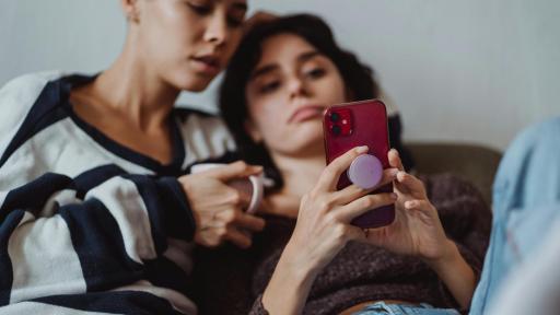 Los videos cortos se convierten en principal fuente de información de jóvenes, alerta un informe