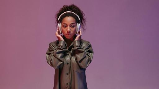 ¡Que el alto volumen y el sonido estridente no arruine tu oído!