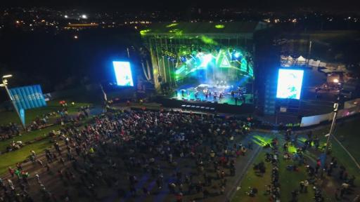 Imagen nocturna de un concierto masivo en el Parque Simón Bolívar