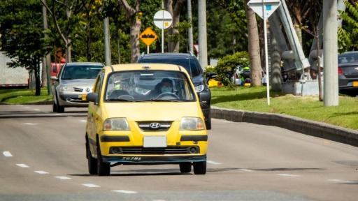 Gobierno ofrece dinero para renovar taxis eléctricos en Colombia