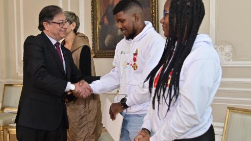 Presidente Petro condecoró al 'Team Robotics' del Pacífico y anunció que colegios recibirán formación en programación   