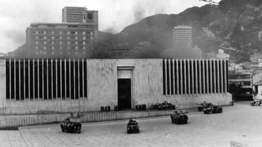 Palacio de Justicia durante su toma y retoma en 1985